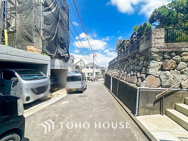 前面道路含む現地写真『快適』は「家」と「街」と「環境」が調和した時に訪れるだと改めて感じさせてくれます。