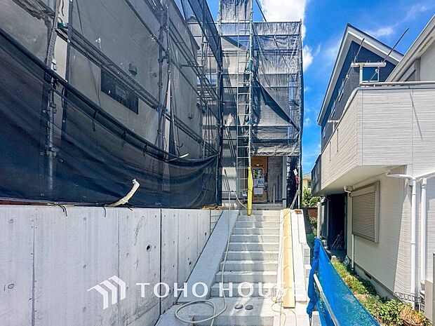 住む人や訪れる人やさしくエスコートする玄関アプローチ。