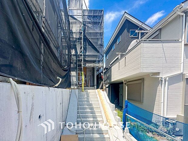 住む人を映し出す洗練された佇まいは、いつまでも輝き続けながらいつしか街の風景に溶け込んでいきます。