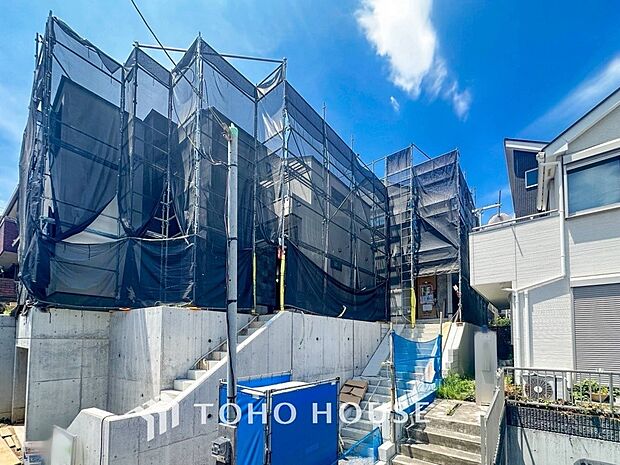 爽やかな青空の下に贅沢なほどに降り注ぐ陽光、豊かな居住性と、クオリティが見事に調和した住空間。