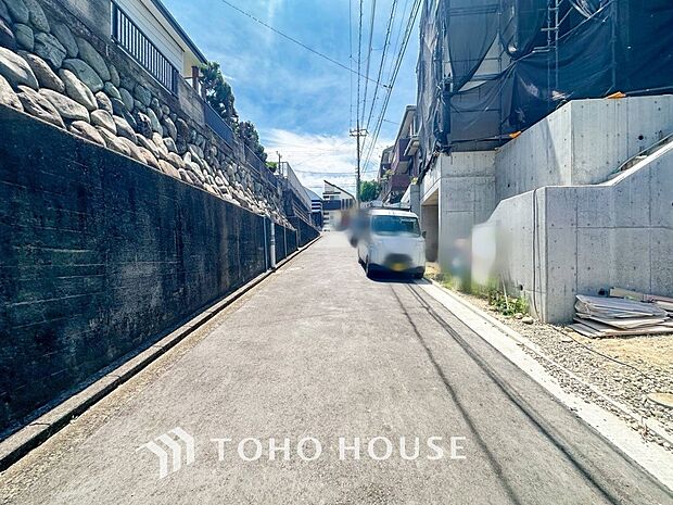 前面道路含む現地写真『快適』は「家」と「街」と「環境」が調和した時に訪れるだと改めて感じさせてくれます。