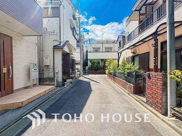 前面道路含む現地写真『快適』は「家」と「街」と「環境」が調和した時に訪れるだと改めて感じさせてくれます。