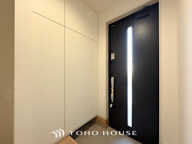 居住者の帰り、訪れる方を優しく迎えてくれる開放感のある玄関。