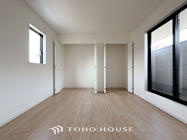 大きな窓からたっぷりと陽光が注がれる明るい空間。家族の成長に対応できる永住仕様の間取り。