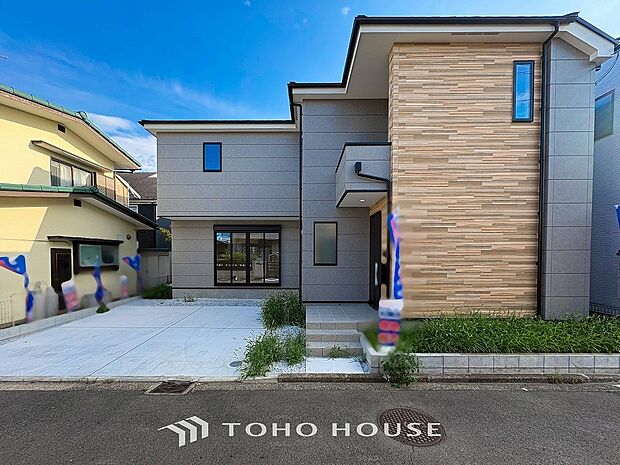 落ち着きのある閑静な住宅街に佇む邸宅。きっとここからご家族のかけがえのない想い出が作られることでしょう。