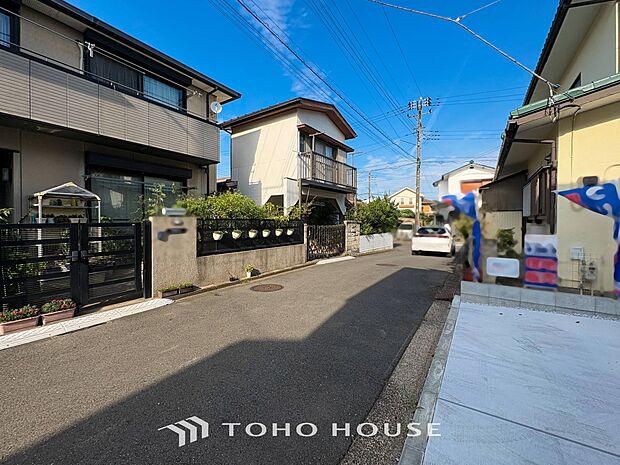 前面道路含む現地写真『快適』は「家」と「街」と「環境」が調和した時に訪れるだと改めて感じさせてくれます。