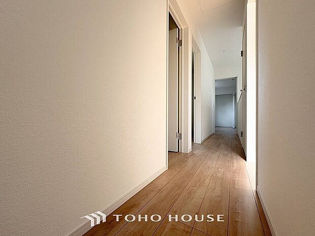 上質感漂う廊下。居住者の帰り、訪れる方を優しく迎える・安らぎに満ちた生活空間を予感させる。