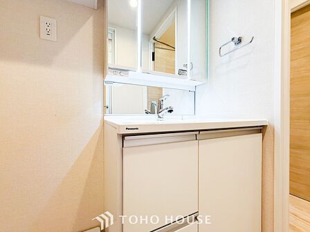 洗面台・洗面所パウダールームはナチュラルな雰囲気で清潔な印象。
