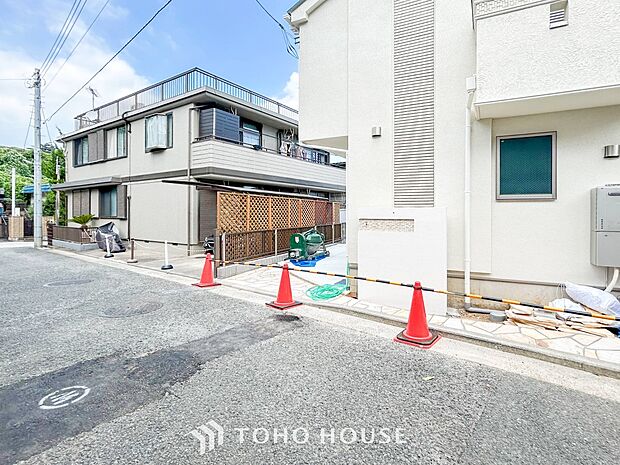 前面道路含む現地写真『快適』は「家」と「街」と「環境」が調和した時に訪れるだと改めて感じさせてくれます。