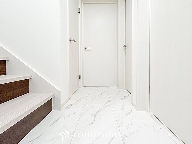 上質感漂う廊下。居住者の帰り、訪れる方を優しく迎え安らぎに満ちた生活空間を予感させます。