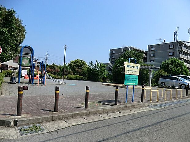 住宅街の中にある遊具もいくつかある、落ち着いた公園です。小さなお子様も安心して遊べます。