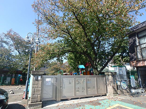 園庭にある大型遊具は子ども達に大人気!!年少さんから年長さんまで楽しく遊べる遊具がたくさんあります。