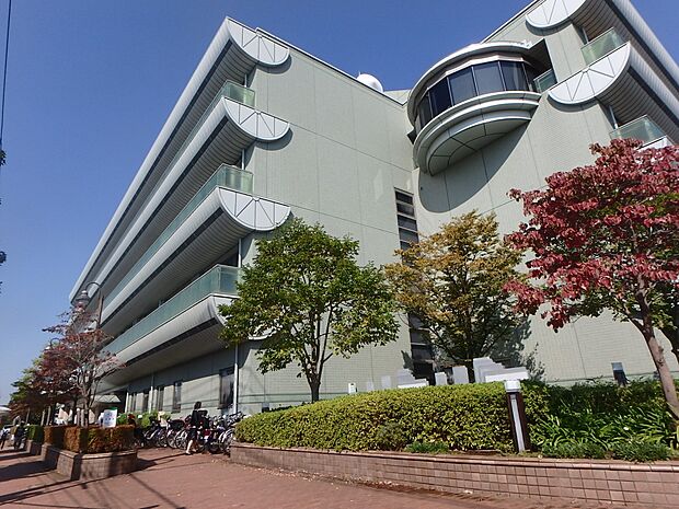 お引越し後の申請や手続きなど、ご利用されることも多い区役所。青葉公会堂、スポーツセンターも隣接しています。