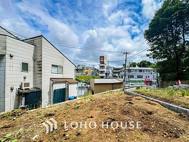 住む人を映し出す洗練された佇まいは、いつまでも輝き続けながらいつしか街の風景に溶け込んでいきます。
