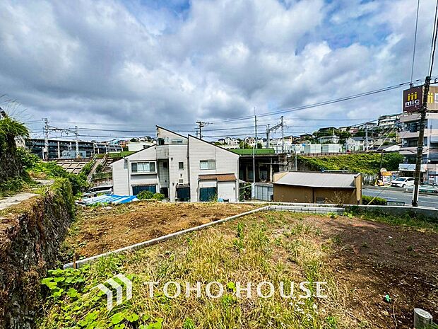 閑静な住宅街の陽当りに恵まれた土地。たくさんの想いが美しいカタチに彩られます。
