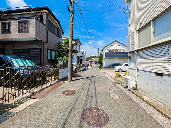 前面道路含む現地写真『快適』は「家」と「街」と「環境」が調和した時に訪れるだと改めて感じさせてくれます。