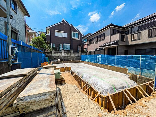 閑静な住宅街の一角、ひと時のくつろぎが生まれ、ゆっくりと愛着が育まれていきます。
