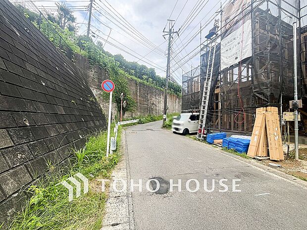 前面道路含む現地写真『快適』は「家」と「街」と「環境」が調和した時に訪れるだと改めて感じさせてくれます。