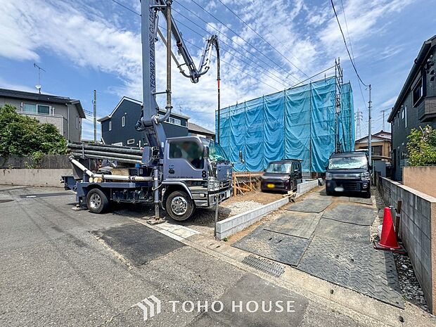 前面道路含む現地写真『快適』は「家」と「街」と「環境」が調和した時に訪れるだと改めて感じさせてくれます。