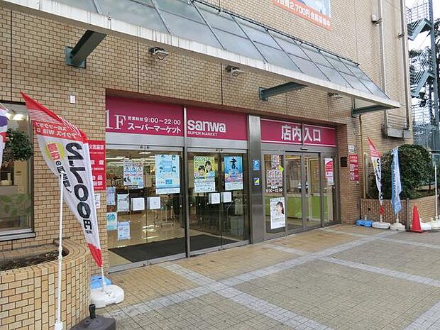 品ぞろえが良く、リーズナブルにお買い物が楽しめるスーパーマーケット。建物上階には100円ショップ『ダイソー』もあります。