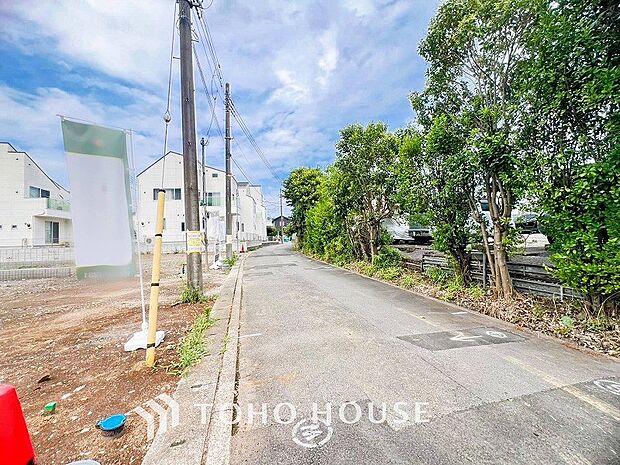 前面道路含む現地写真『快適』は「家」と「街」と「環境」が調和した時に訪れるだと改めて感じさせてくれます。