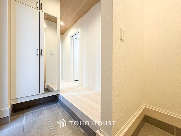 居住者の帰り、訪れる方を優しく迎えてくれる玄関です。