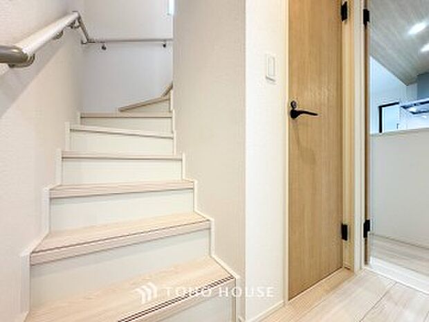 パブリックゾーンとプライベートゾーン繋ぐ階段。豊かな陽光が注ぎ込み、爽やかな住空間を演出。