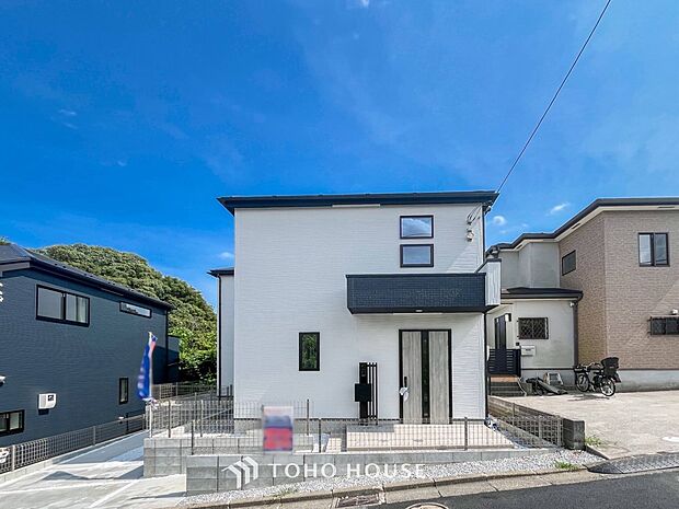 住む人や訪れる人やさしくエスコートする玄関アプローチ。