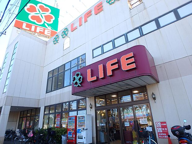 午前9時-午後10時まで営業のスーパー。毎日の食卓を彩る食料品から日用品まで取り揃えています。駐車場122台完備。