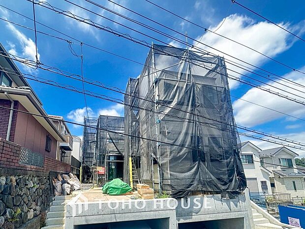爽やかな青空の下に贅沢なほどに降り注ぐ陽光、豊かな居住性と、クオリティが見事に調和した住空間。