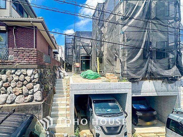 住む人を映し出す洗練された佇まいは、いつまでも輝き続けながらいつしか街の風景に溶け込んでいきます。