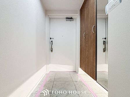居住者の帰り、訪れる方を優しく迎えてくれる玄関です。