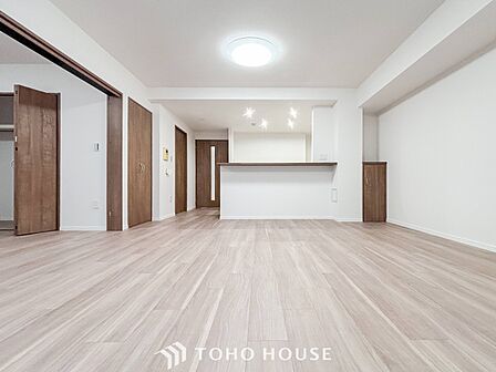 ご家族みんながゆったり寛げる広々リビング。上質な時間を育む暮らしのメインステージです。