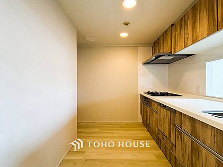 お手入れのしやすいすっきりしたシステムキッチンを採用しました。