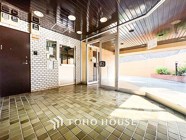 住まう誇らしさと安心感を演出する落ち着いた雰囲気のエントランス。