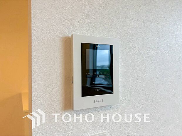 誰が来てもわかる様にモニター付きインターホンを設置。快適と安らぎを合わせた優しい設計。