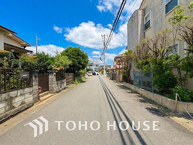 前面道路含む現地写真『快適』は「家」と「街」と「環境」が調和した時に訪れるだと改めて感じさせてくれます。
