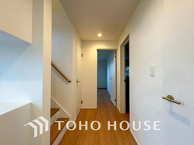 上質感漂う廊下。居住者の帰り、訪れる方を優しく迎え安らぎに満ちた生活空間を予感させます。