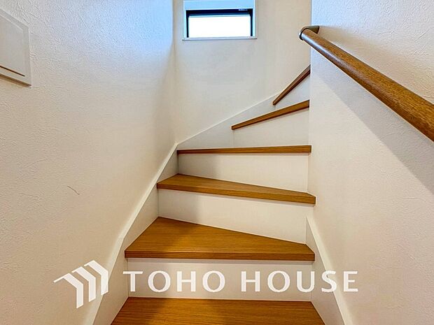 各フロアを結ぶ階段。集いの空間と一人の時間を楽しむプライベートルームをバランスよく繋いでいます。