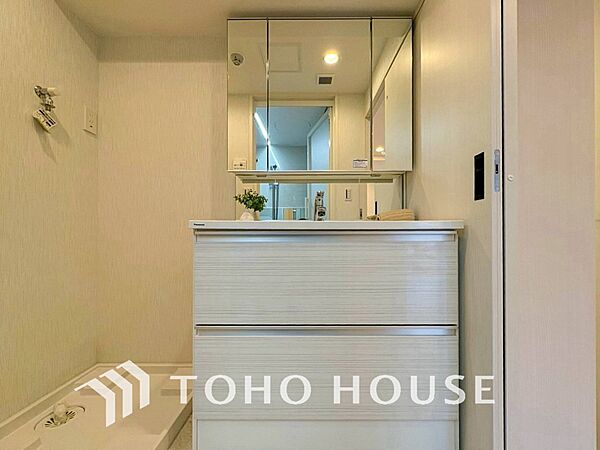 洗面台・洗面所三面鏡裏収納には化粧品や洗面用品類をすっきり整理できます。