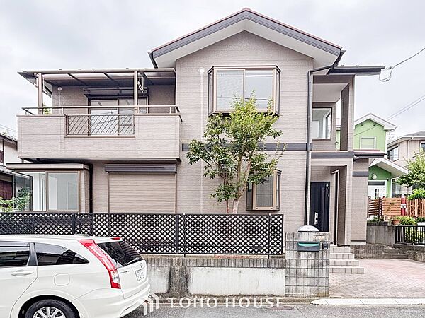 住む人や訪れる人やさしくエスコートする玄関アプローチ。