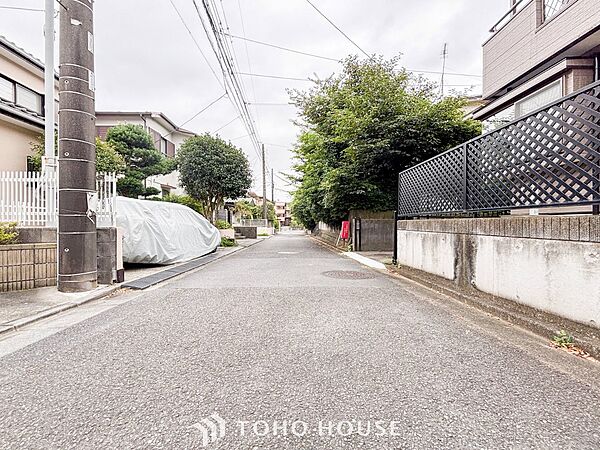 前面道路含む現地写真『快適』は「家」と「街」と「環境」が調和した時に訪れるだと改めて感じさせてくれます。