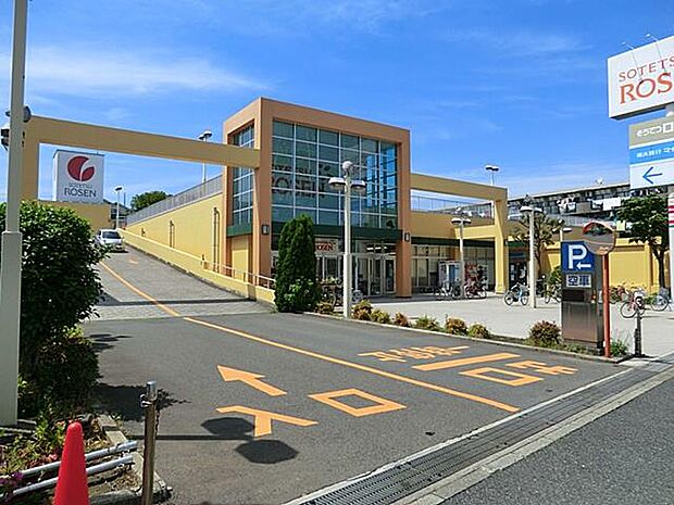 毎日の食卓を彩る新鮮な食料品が揃います。夜間も遅い時間まで営業しているので安心です。
