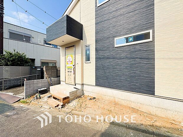 住む人や訪れる人やさしくエスコートする玄関アプローチ。