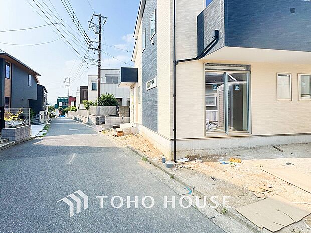 前面道路含む現地写真『快適』は「家」と「街」と「環境」が調和した時に訪れるだと改めて感じさせてくれます。