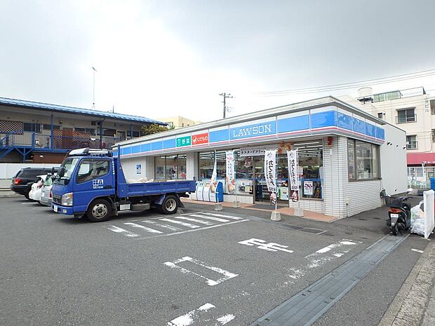 24時間営業のコンビニエンスストア。駐車場もあります。