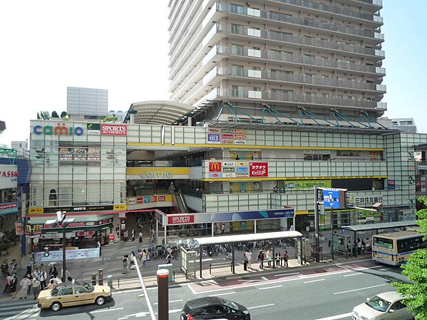 飲食店や居酒屋、カラオケ・花屋・クリニックなどが入った複合商業施設。