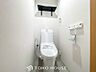 トイレ：トイレはシンプルにホワイトで統一。