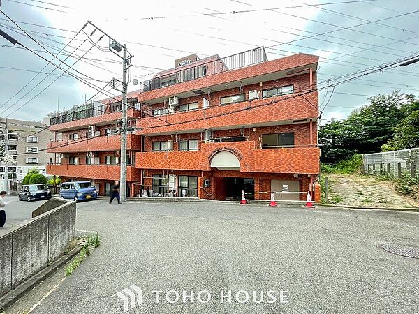 前面道路含む現地写真『快適』は「家」と「街」と「環境」が調和した時に訪れるだと改めて感じさせてくれます。