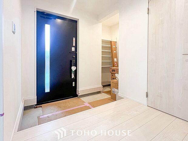 居住者の帰り、訪れる方を優しく迎えてくれる開放感のある玄関。